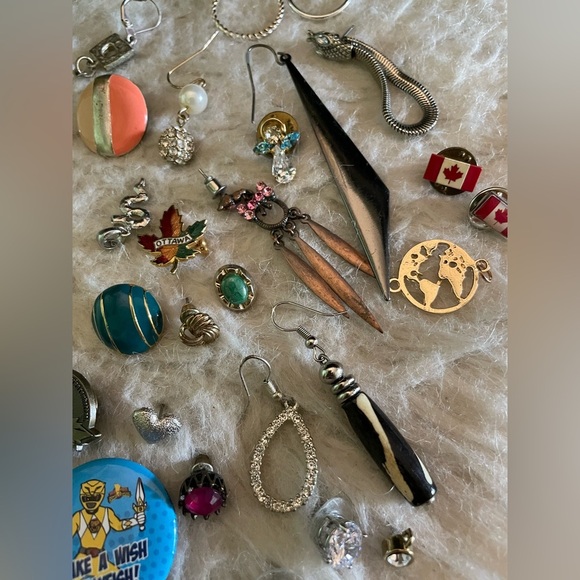 60+ Bundle of Pins, Brooches & Single Earrings - Picture 13 of 16